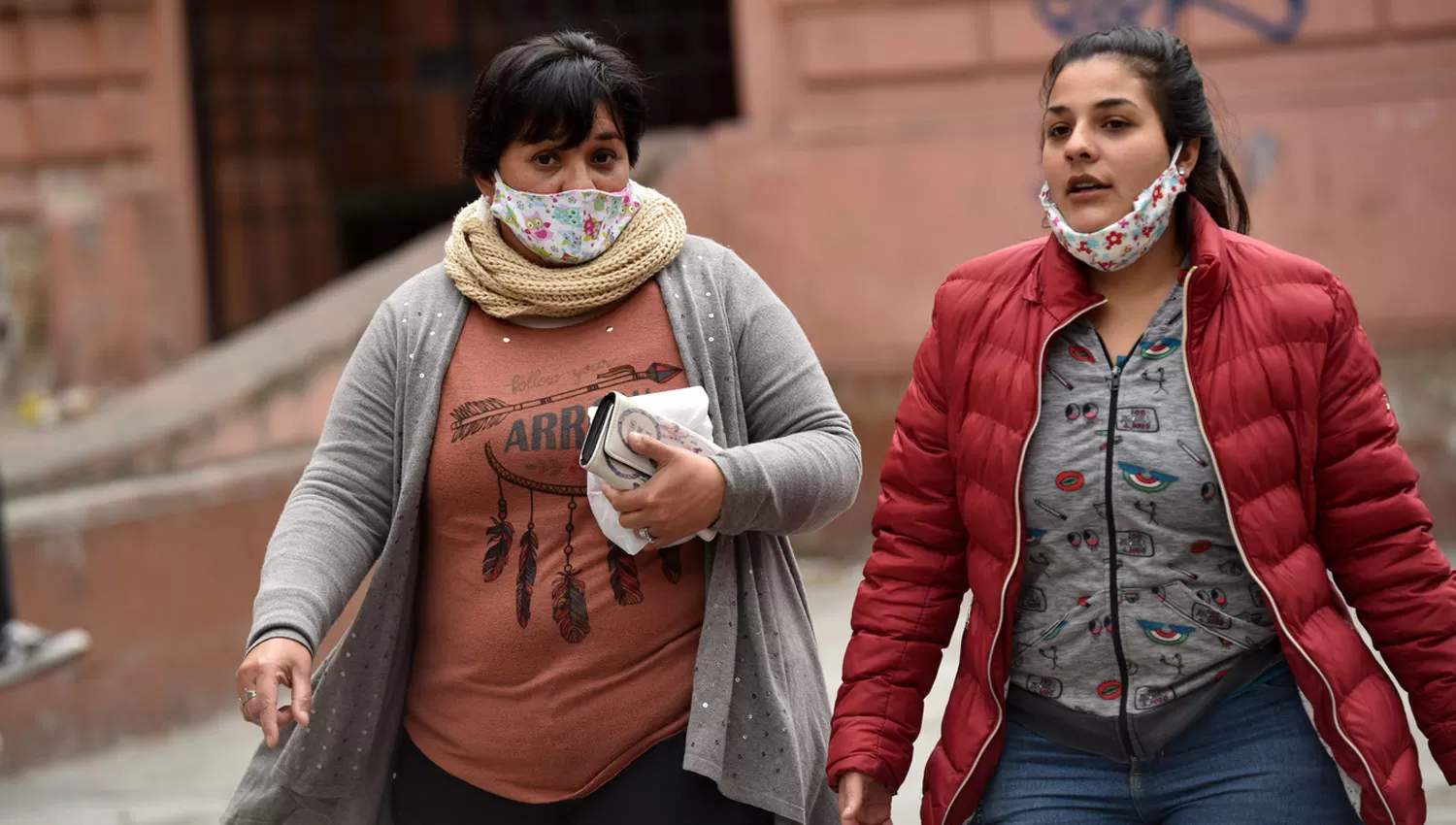 CON ABRIGO. Las mañanas seguirán frías y la campera será la principal aliada de las tucumanas.
