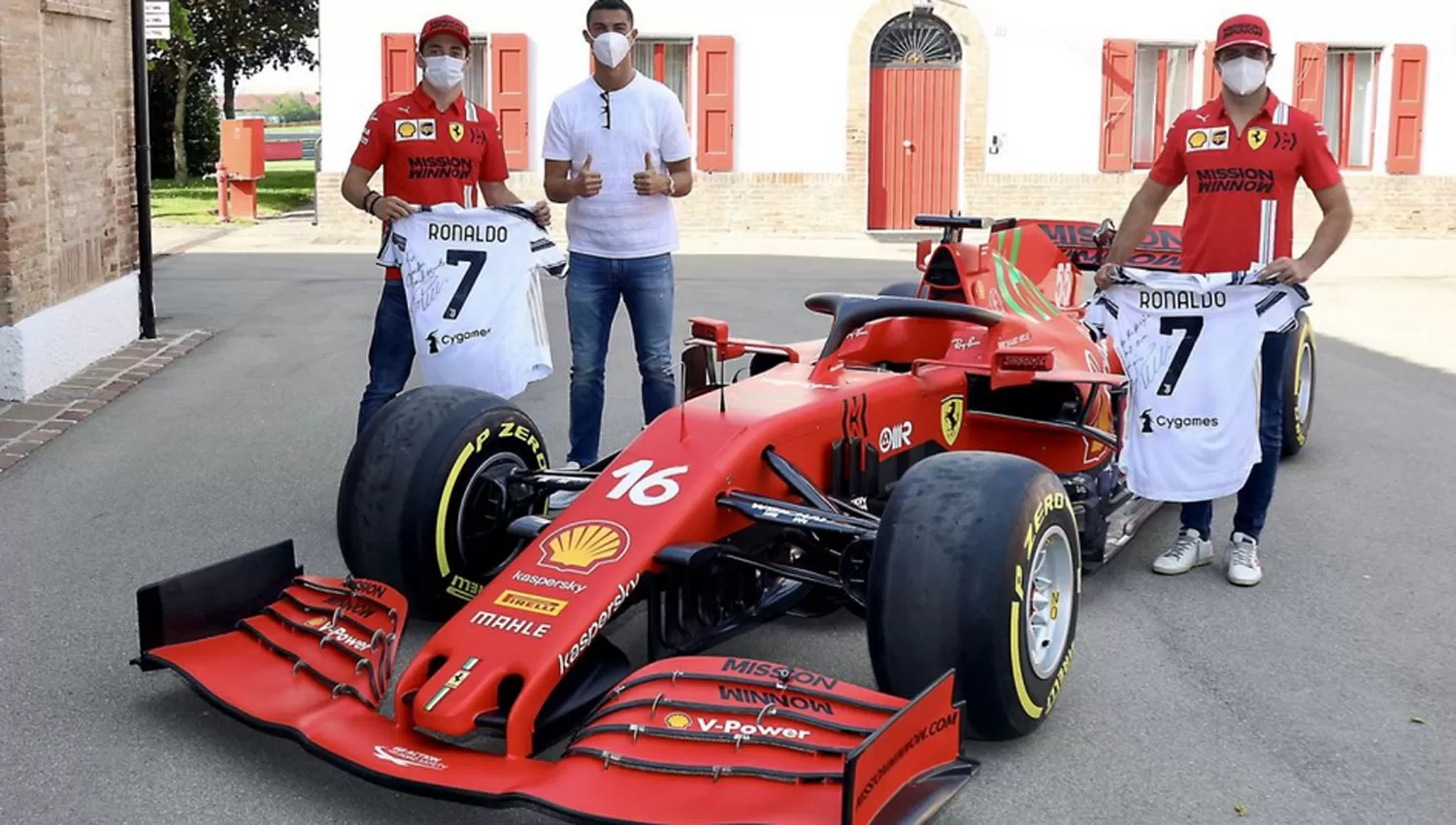 EN MARANELLO. Cristiano Ronaldo posó junto a uno de los autos de la escudería y, de paso, se llevó una Monza SP.