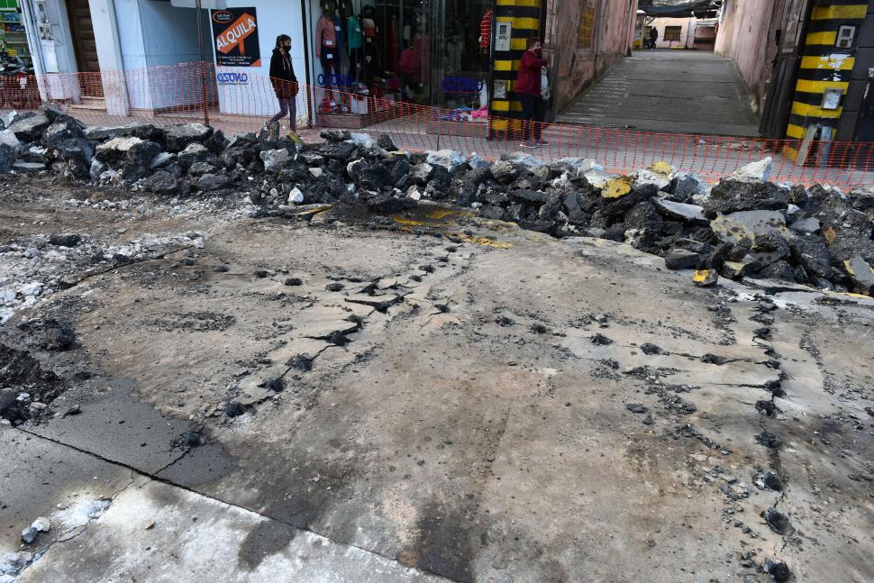 LA NADA Y LA ILUSIÓN. Estacionamiento vacío, comercios resignados. 