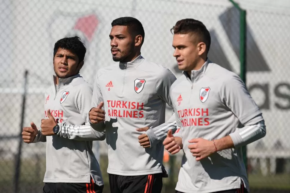 LIVIANO. Tras el empate en Barranquilla, Rojas, Martínez y Santos Borré tuvieron una práctica liviana. 