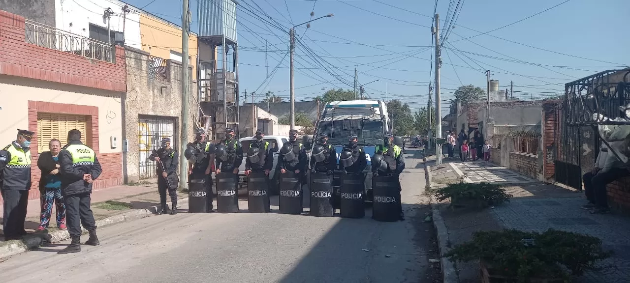 Allanamiento, secuestro y detención por el robo a un policía