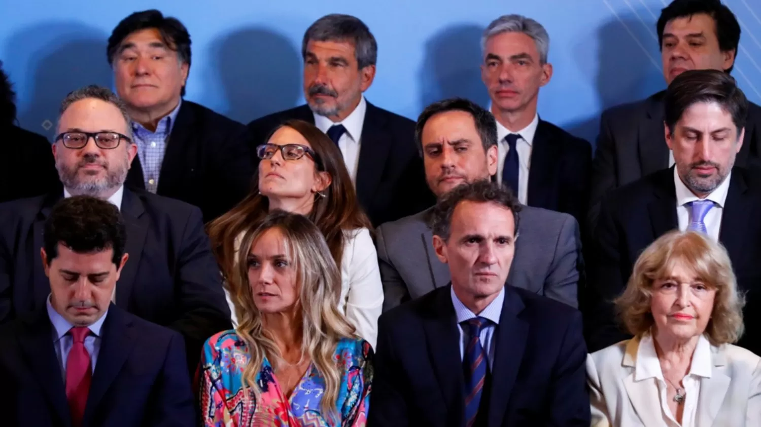 CERO PODER. Muchas mujeres aparecieron solo para la foto de Fernández, cuando presentó su gabinete, pues no tienen cargo de ministras. ARCHIVO 