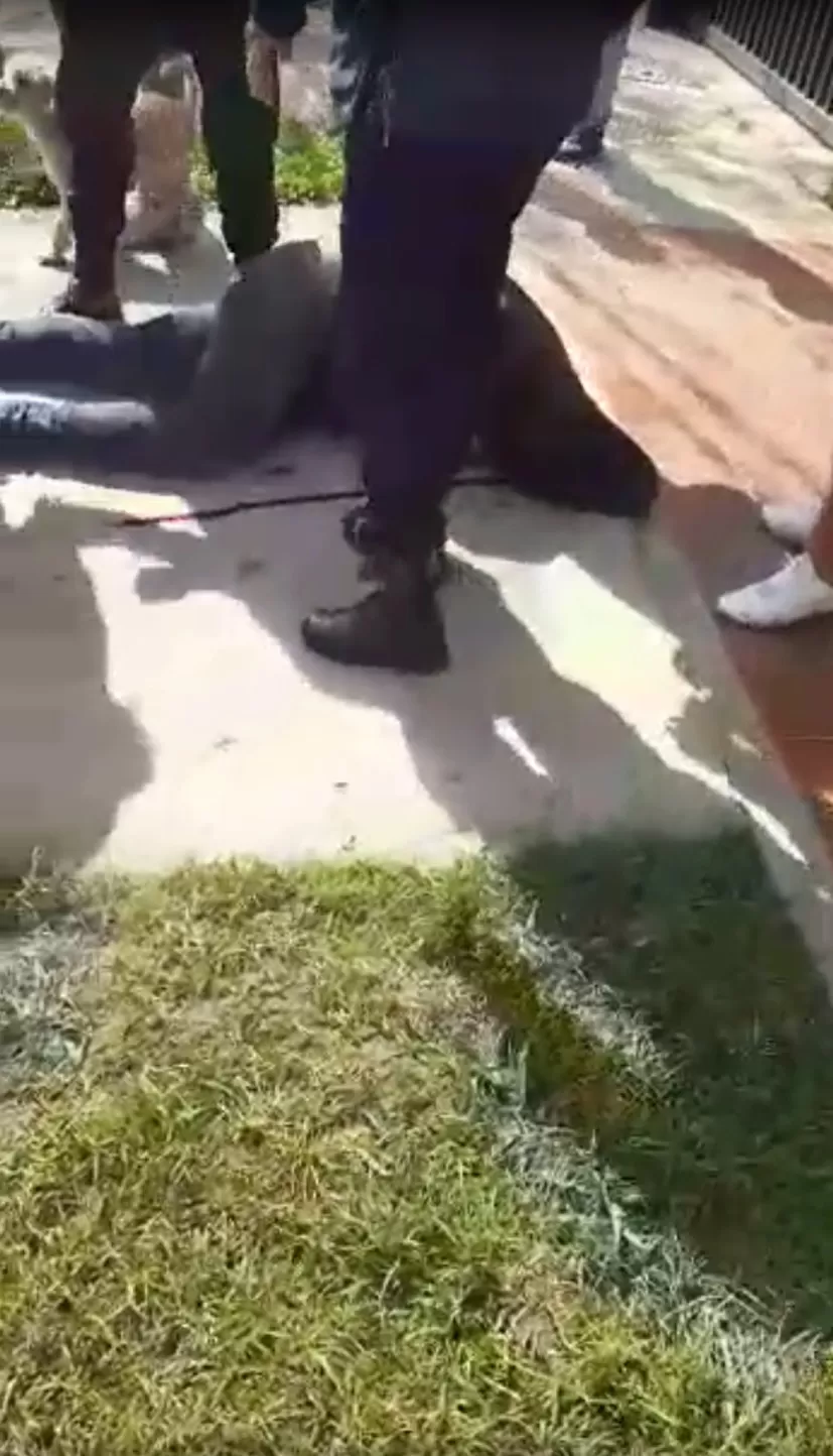 INCIDENTES TRAS EL TIROTEO. La Policía logró evitar que allegados y vecinos de la víctima lincharan al joven acusado del homicidio. 