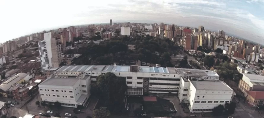 Frente del Hospital del Niño Jesús por Rondeau al 700.