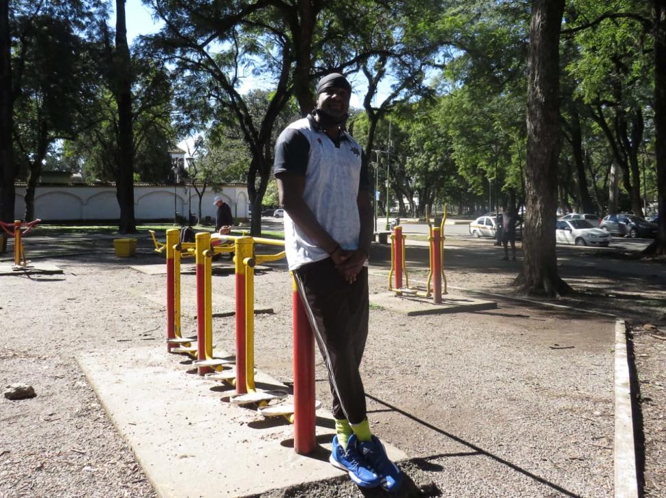 DE PASEO. A Eric le gusta disfrutar sus horas libres paseando por diferentes lugares de la ciudad mientras escucha música.
