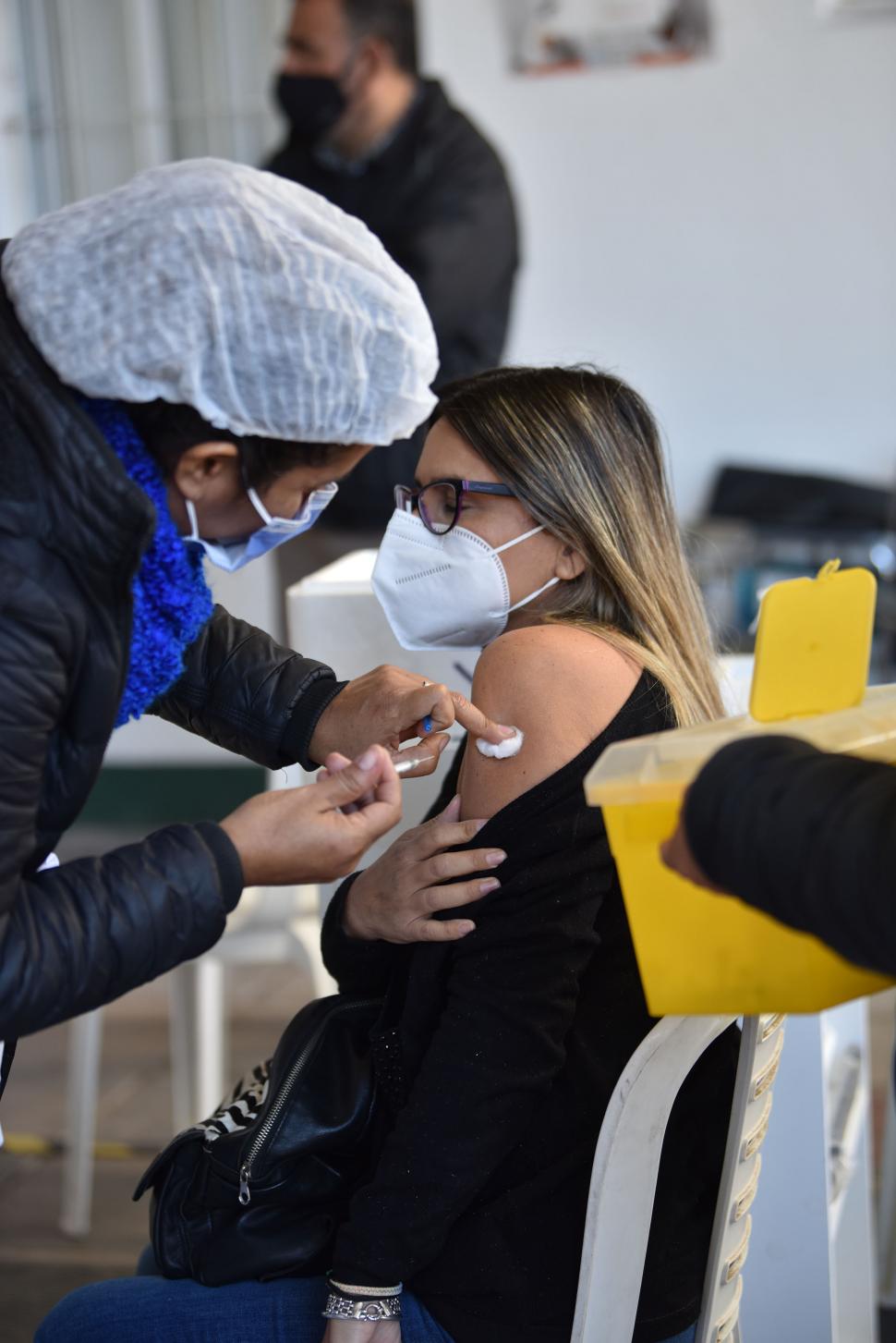 AUNQUE DUELA EL PINCHAZO. Después de recibir dos dosis, las vacunas pueden reducir el riesgo de ser hospitalizado por un caso severo de covid. LA GACETA