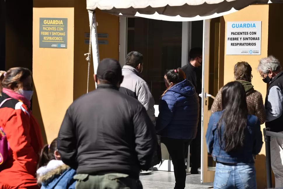 RIGUROSOS CONTROLES. A los consultorios febriles llega cada vez más gente con síntomas para confirmar o descartar si tienen coronavirus. 