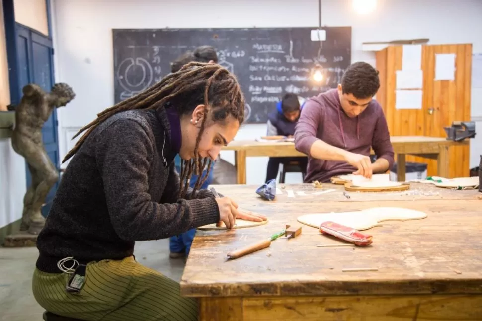 ACTUALIDAD. Los futuros luthiers en pleno trabajo.