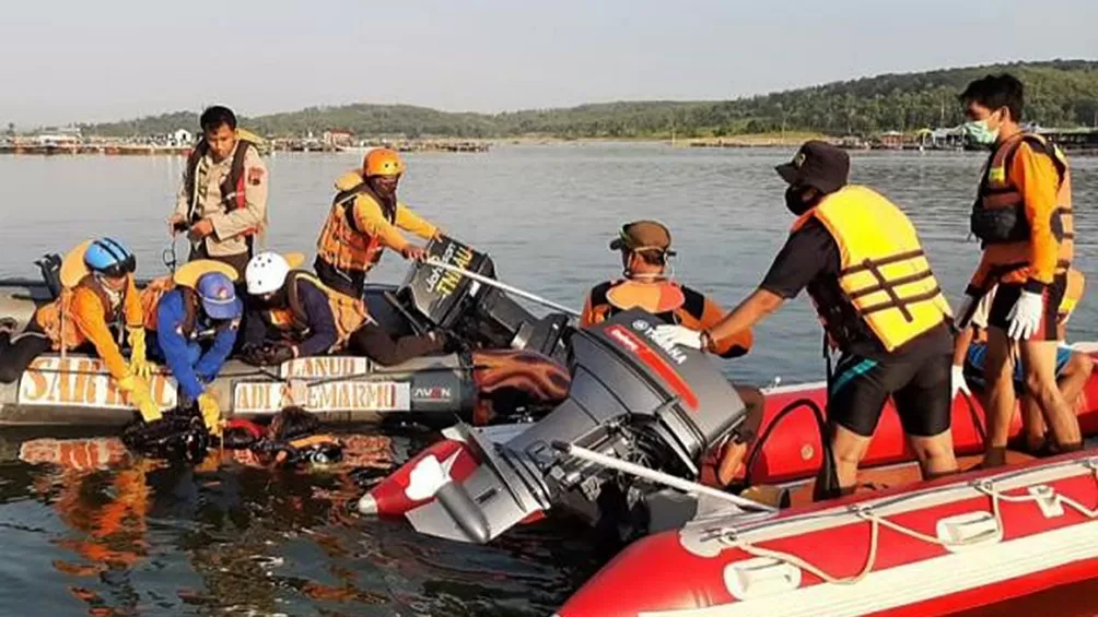 La causa del accidente fue el exceso de pasajeros a bordo, dijo la policía local.