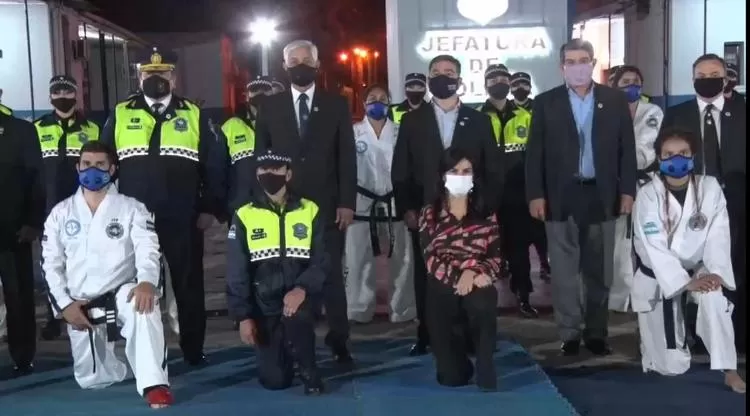 Mujeres policías reciben capacitación en artes marciales. 