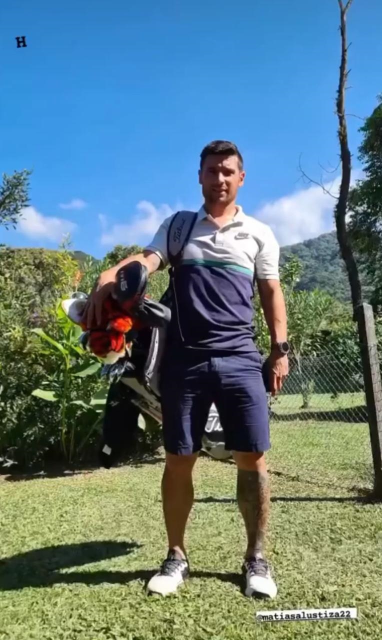 ¿CADDY? Matías Alustiza y su bolsa de palos de golf. En su Tandil natal aprovechó para jugar otro deporte que le gusta  