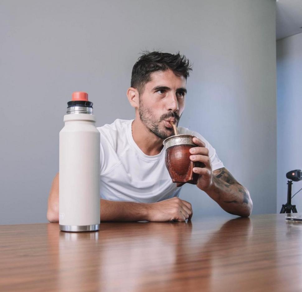 PONIÉNDOSE AL DÍA. Lotti aprovecha los días libres para hacer asados en Buenos Aires con sus amigos. 