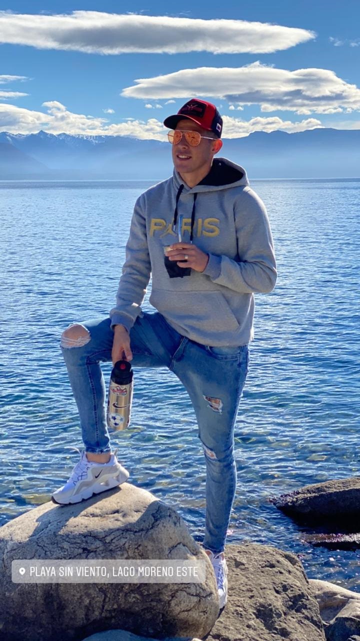 DÍA ESPLÉNDIDO. Heredia y su mate, con el lago Moreno Este, en San Carlos de Bariloche. Allí está con su familia.