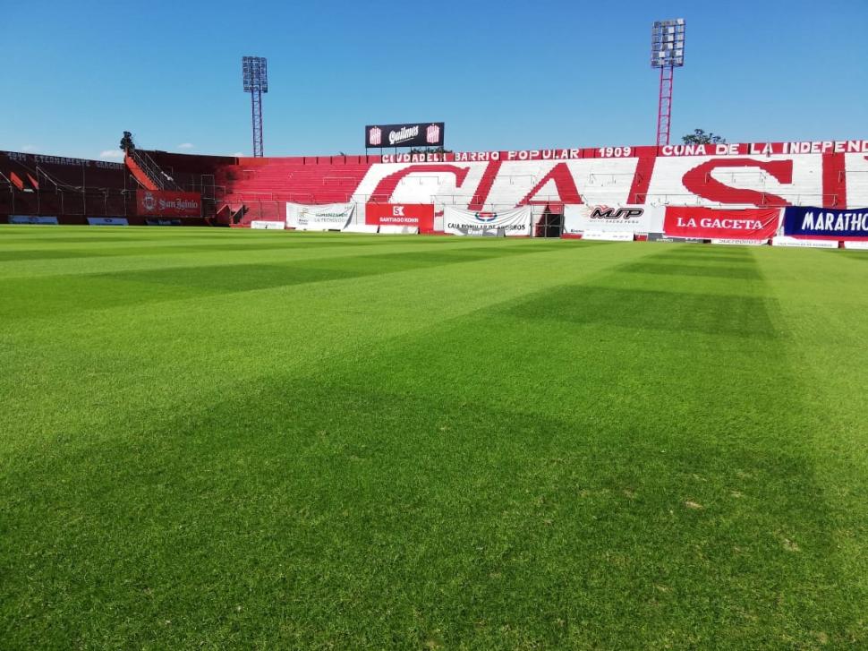 PAREJO Y CON EL CÉSPED BIEN CORTO. Ese fue el pedido que De Muner le hizo a los encargados de mantener el campo. 