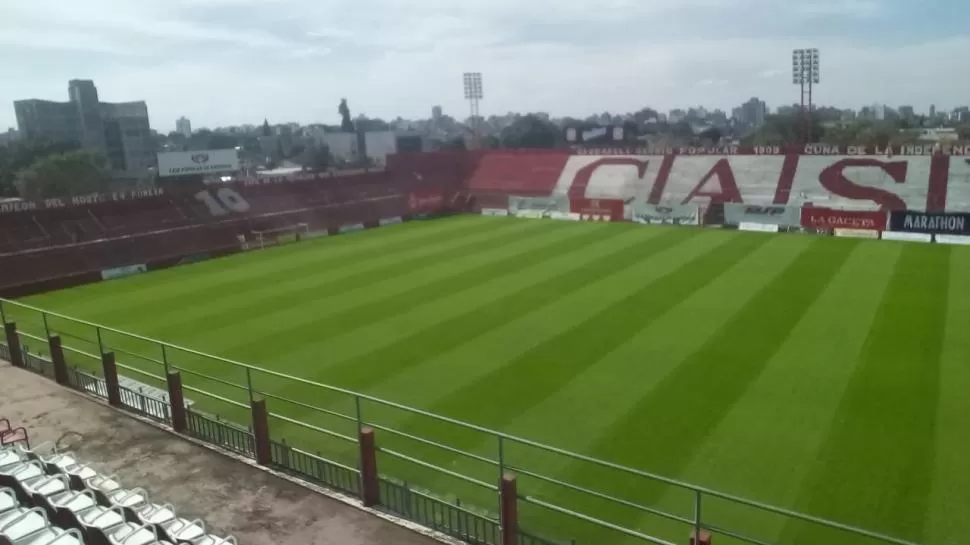 IMPECABLE. Así luce el campo de La Ciudadela tomado desde el sector de las plateas altas; con un verde bien parejo. fotos gentileza juan giardina