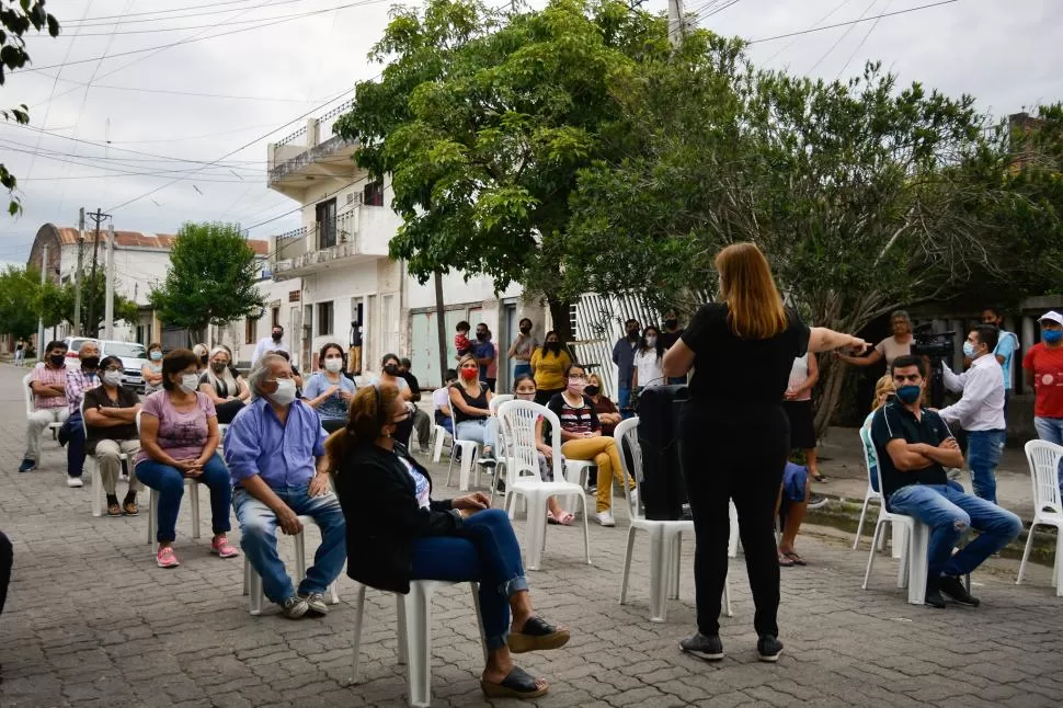 ENTREGA. Amaya explica el mecanismo de las alarmas en un barrio. facebook Vale Amaya Oficial