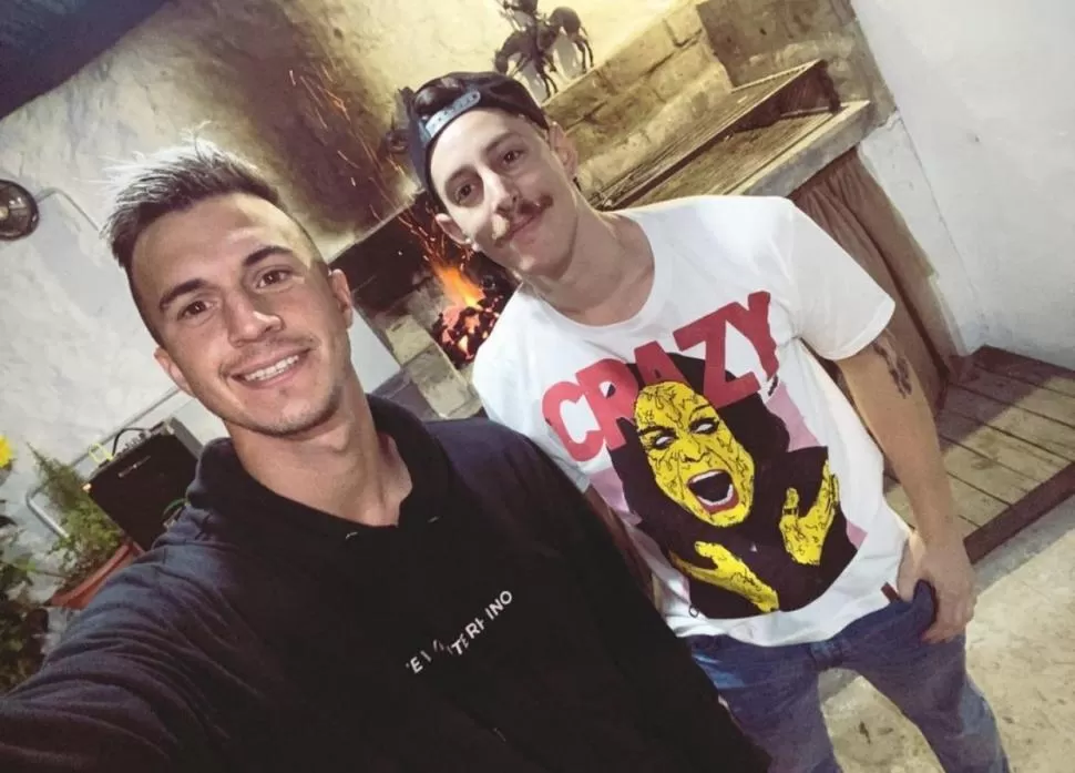 EL MATE, SIEMPRE PRESENTE. Erbes en Buenos Aires, de donde es oriundo, tomando unos amargos.  