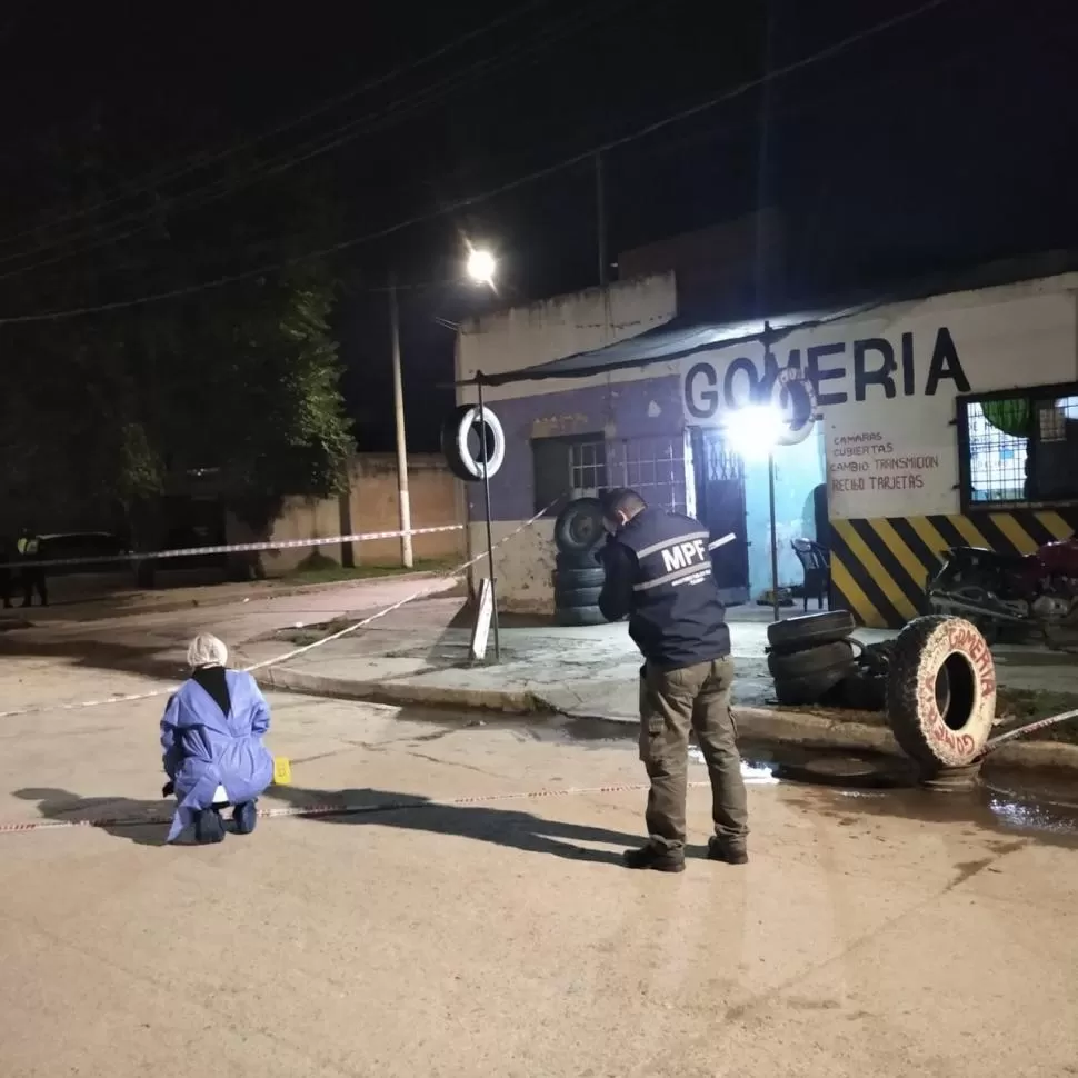 MARCANDO PRUEBAS. Los peritos realizan un trabajo en el lugar donde se produjo el hecho.  