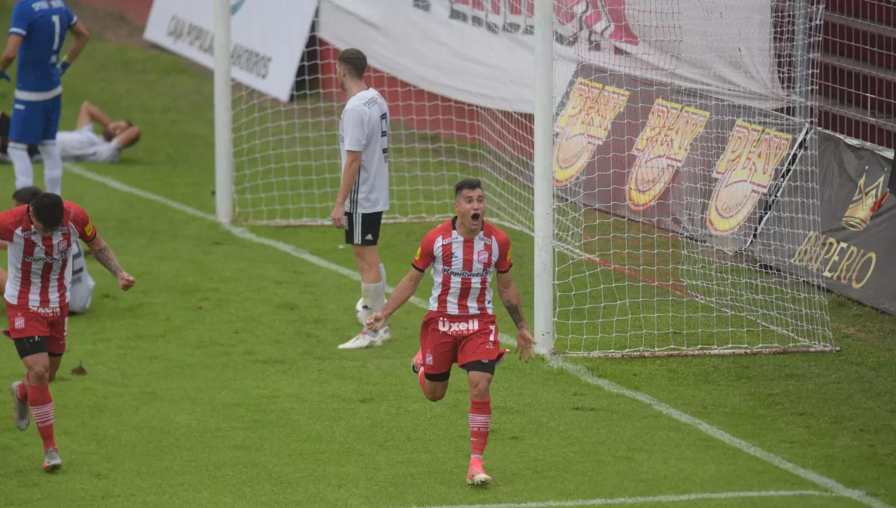 ¡GOL! A segundos del final del primer tiempo, Gonzalo Rodríguez plasmó en la red la superioridad que el 