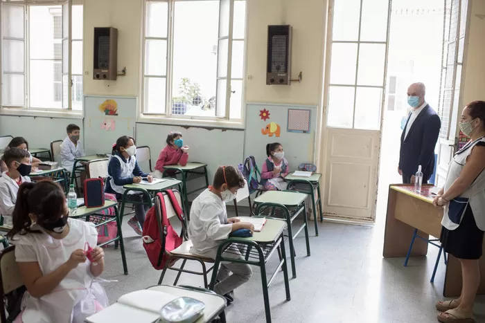 AULAS ABIERTAS. Horacio Rodríguez Larreta, en una visita a un establecimiento escolar. FOTO GOBIERNO CIUDAD DE BUENOS AIRES. 