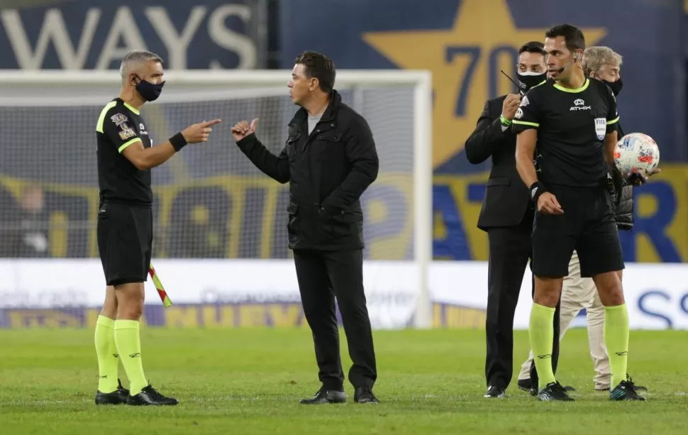 ENOJADO. Marcelo Gallardo, reclamó la jugada que terminó en gol de Tévez. 