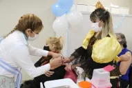 Por el Día de la Escarapela, vacunaron a pacientes vestidos de época