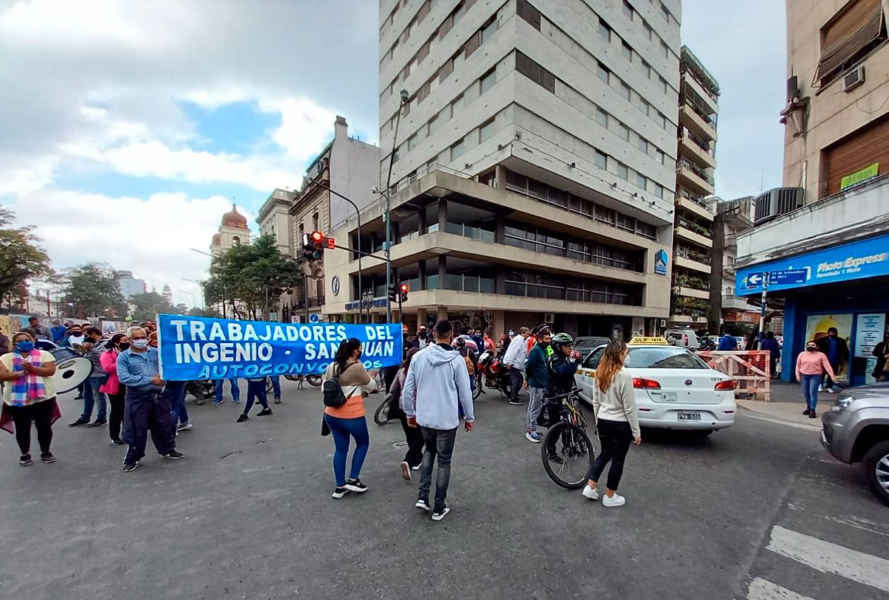 Protestas, cortes de calles y caos vehicular en el centro tucumano