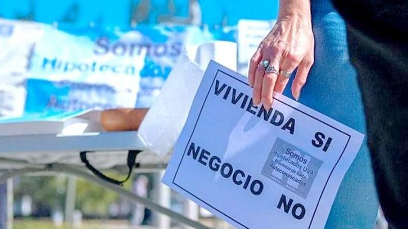 RECLAMO COLECTIVO. Los hipotecados rechazan el plan del gobierno de subdisios, porque niegan que sea así: cuando la cuota supera el 35 % del ingreso, se les agrega un nuevo crédito a pagar al final de la vida del inicial. LA GACETA