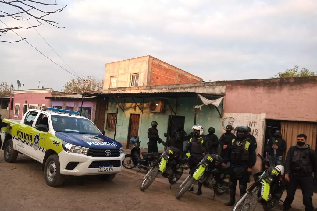 OPERATIVO. El allanamiento fue concretado en el barrio ex Aeropuerto. Foto del Ministerio de Seguridad