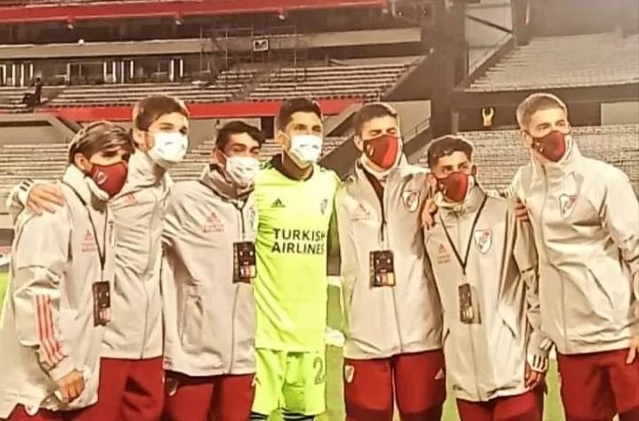 Joaquín Flores, junto a Enzo Pérez y sus compañeros alcanza pelotas. 