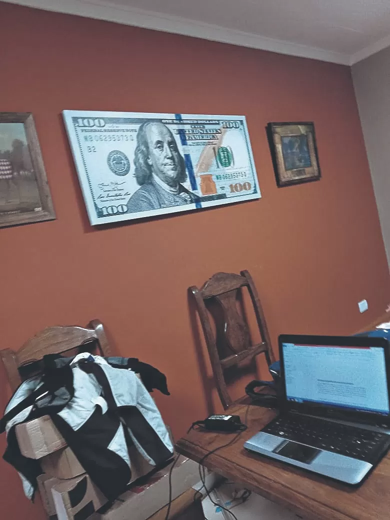 LLAMATIVO ADORNO. En la casa de uno de los miembros de los Caro y en una vivienda de Córdoba, los pesquisas se encontraron con gigantografías de billetes de 100 dólares. Según algunas fuentes, la usarían como cábala.  
