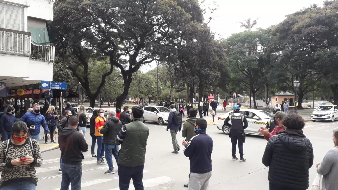 PROTESTA CONTRA LAS RESTRICCIONES. En 25 de Mayo y Santa FE.