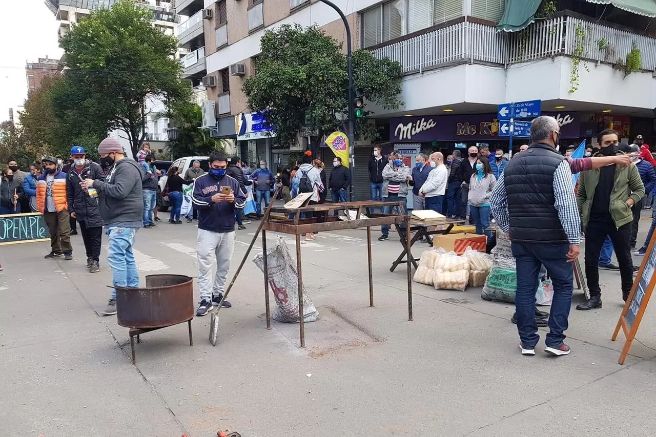 PROTESTA. Gastrónomicos improvisaron una parrillada en Santa Fe y 25 de Mayo. Foto tomada de Twitter: Álvaro Mejuto.