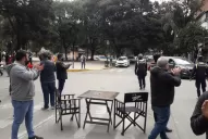 Propietarios de bares y restaurantes improvisaron una protesta en la plaza Urquiza