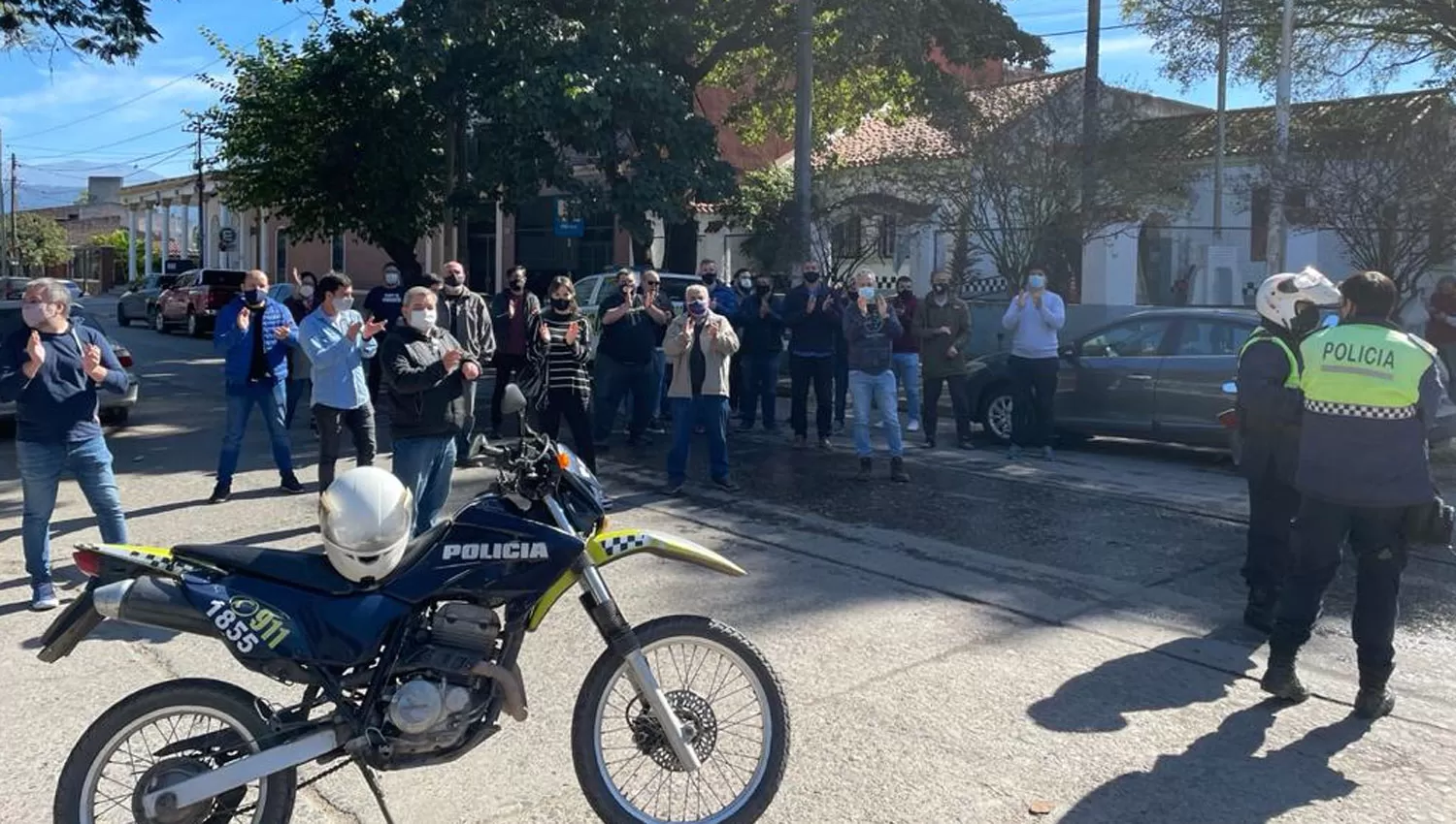 Comerciantes se manifestaron frente a la comisaría. 