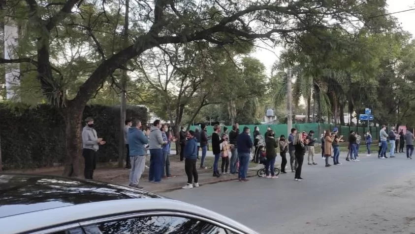 PROTESTA. Realizaron una movilización a la casa de Manzur, en rechazo a las nuevas restricciones.