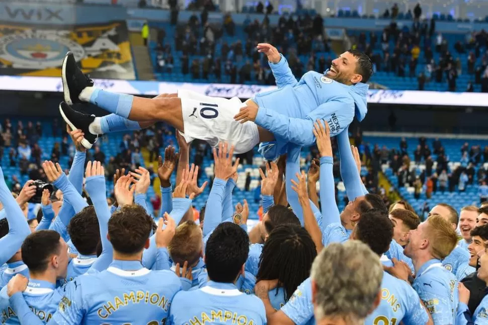 GRACIAS, “KUN”. Los jugadores del “City” le rindieron homenaje a Agüero, quien se marcha por la puerta grande. Su futuro estaría al lado de Messi, en Barcelona. 