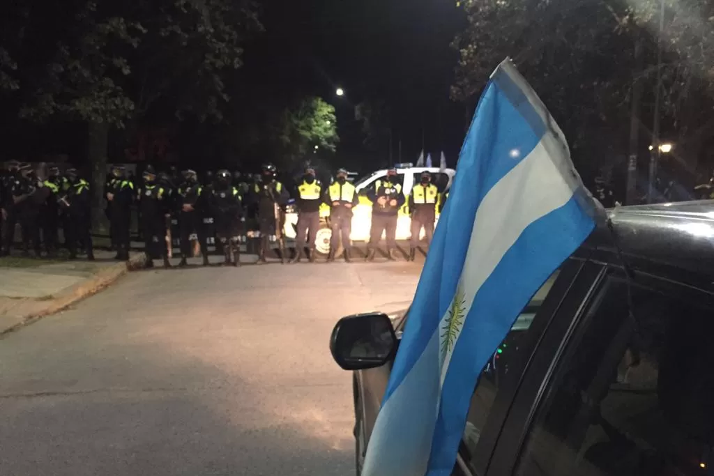 VARIAS HORAS. Los manifestantes están desde esta tarde frente a la casa del Gobernador.