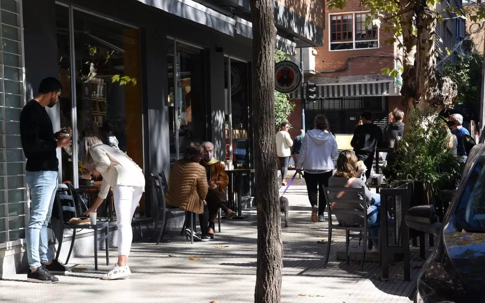 ATENCIÓN PERMITIDA. Un bar del centro de  San Miguel de Tucumán abrió sus puertas pero trabajó sólo con la modalidad “pedidos para llevar”. 