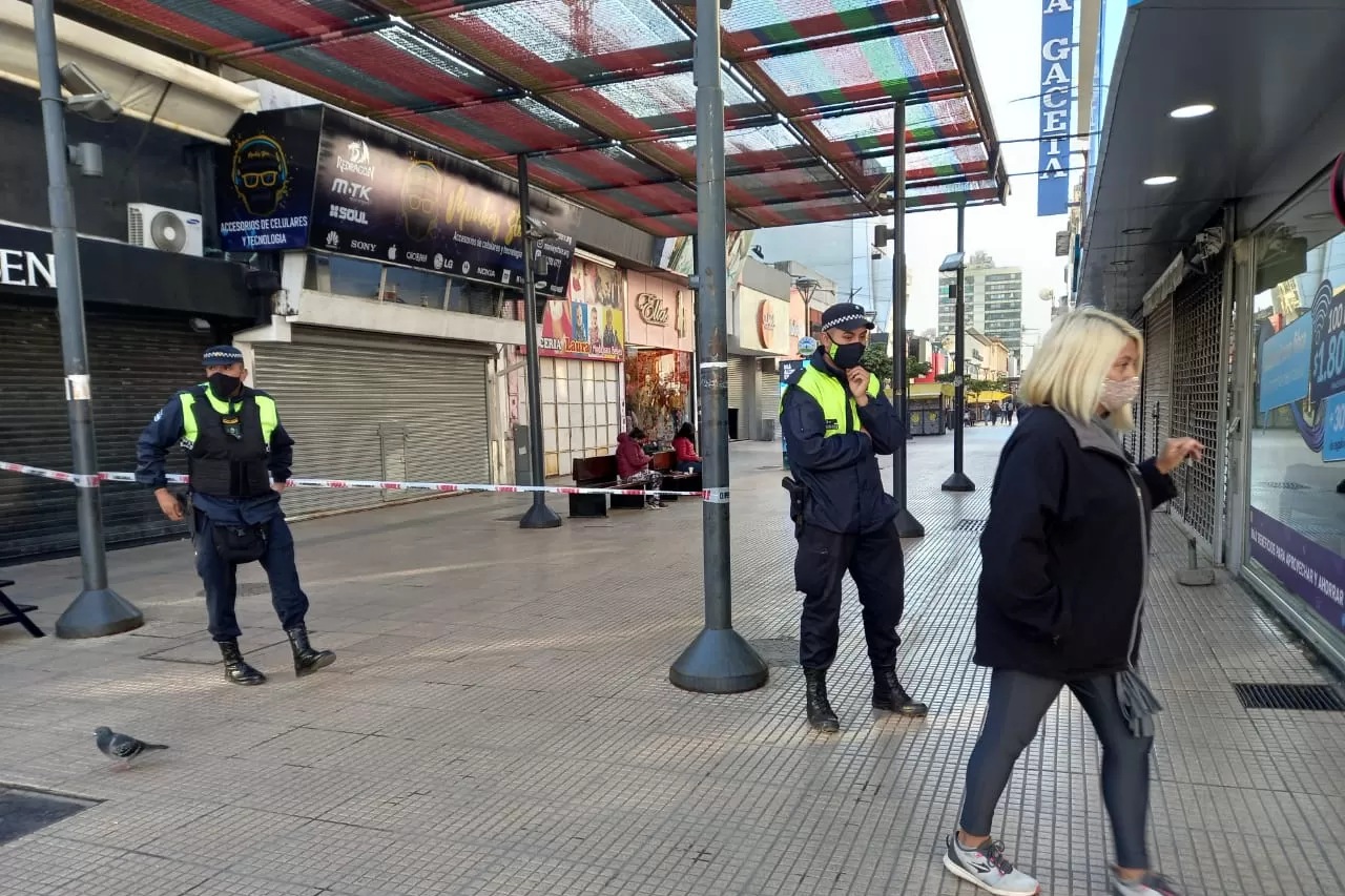 Los Policías en las peatonales.