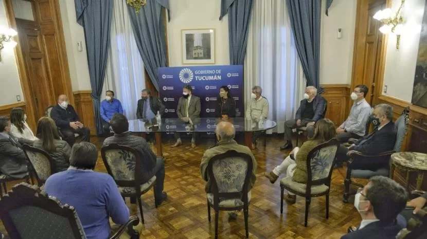 Manzur recibió esta tarde a los empresarios y representantes de trabajadores de los sectores.