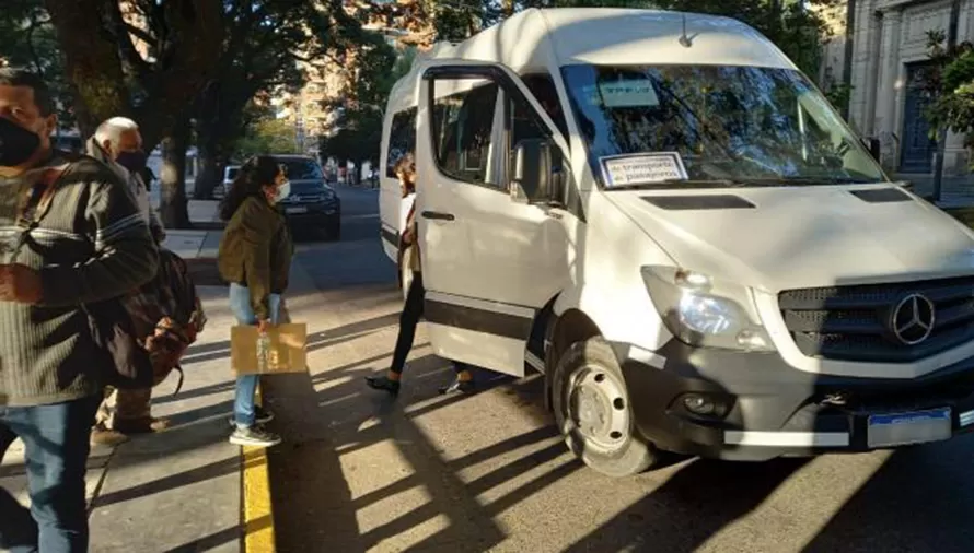 ALTERNATIVA. Debido al paro de UTA, volverán a circularán los minibuses de la Municipalidad de la capital.