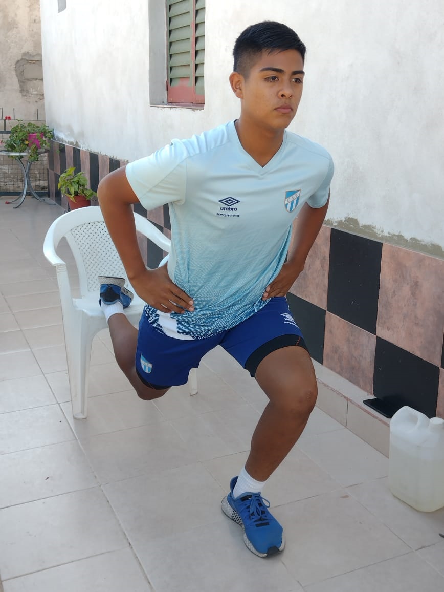 TODO SIRVE. Los juveniles de Atlético entrenan con lo que tienen en casa. Por semana tienen tres entrenamientos virtuales (supervisados) y seis individuales.