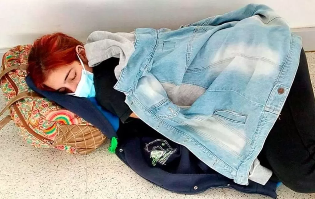 La familia de la joven que murió tirada en el piso por covid denunció al personal de tres hospitales