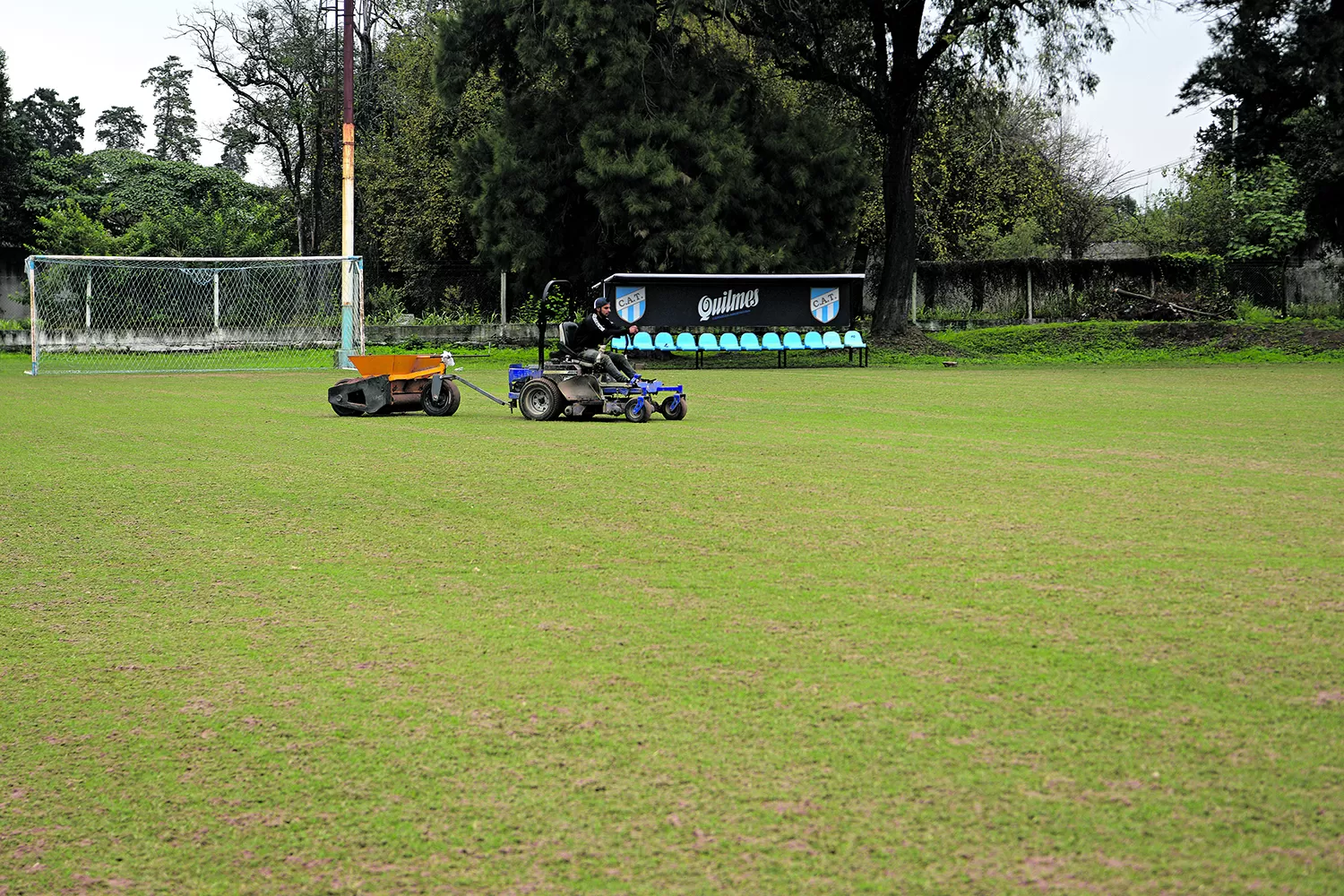 RESEMBRADO. El trabajo sobre una de las canchas del complejo.