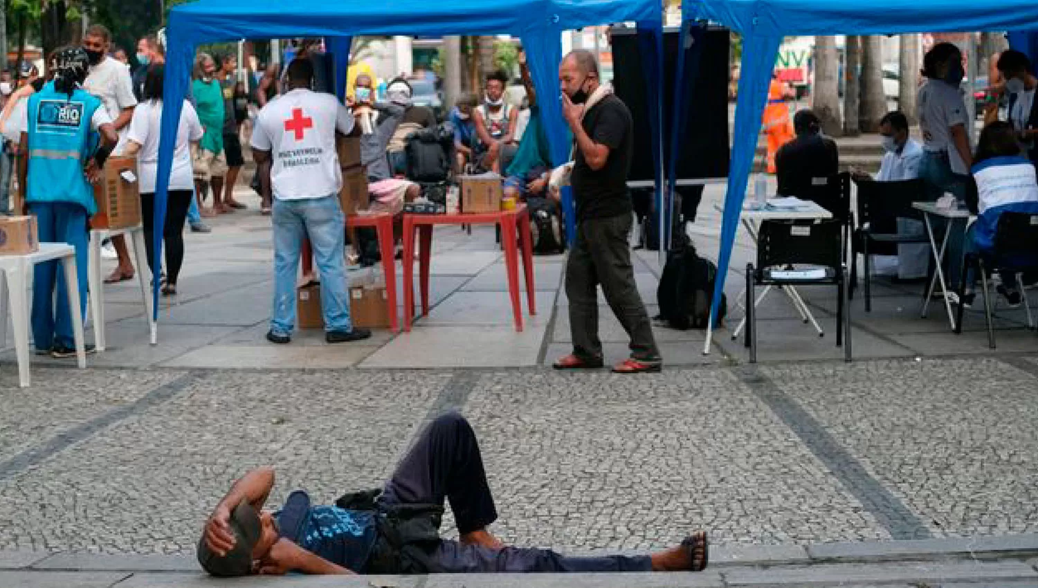 EN LA CALLE. Las campañas de vacunación contra la covid-19 se concretan en el centro de Río de Janeiro.