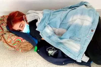 La familia de la joven que murió tirada en el piso por covid denunció al personal de tres hospitales
