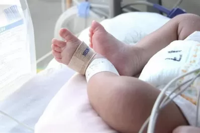 Rosario: una beba está grave por tomar una mamadera con dióxido de cloro