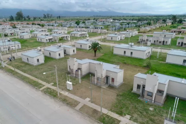 Manzur habló con el ministro Ferraresi para acelerar el plan de 3.600 viviendas para Tucumán