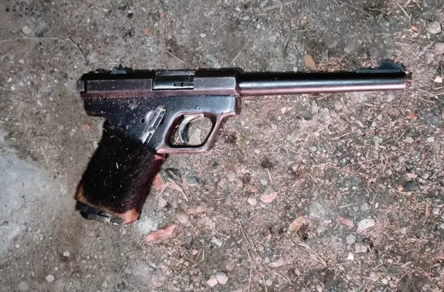 UN ARMA DE FUEGO. La arrojaron los delincuentes durante la fuga.